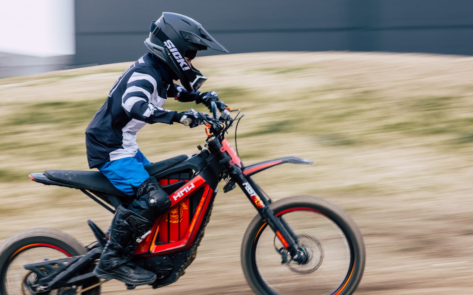 Kind auf der EMX-Strecke bei M.O.D World