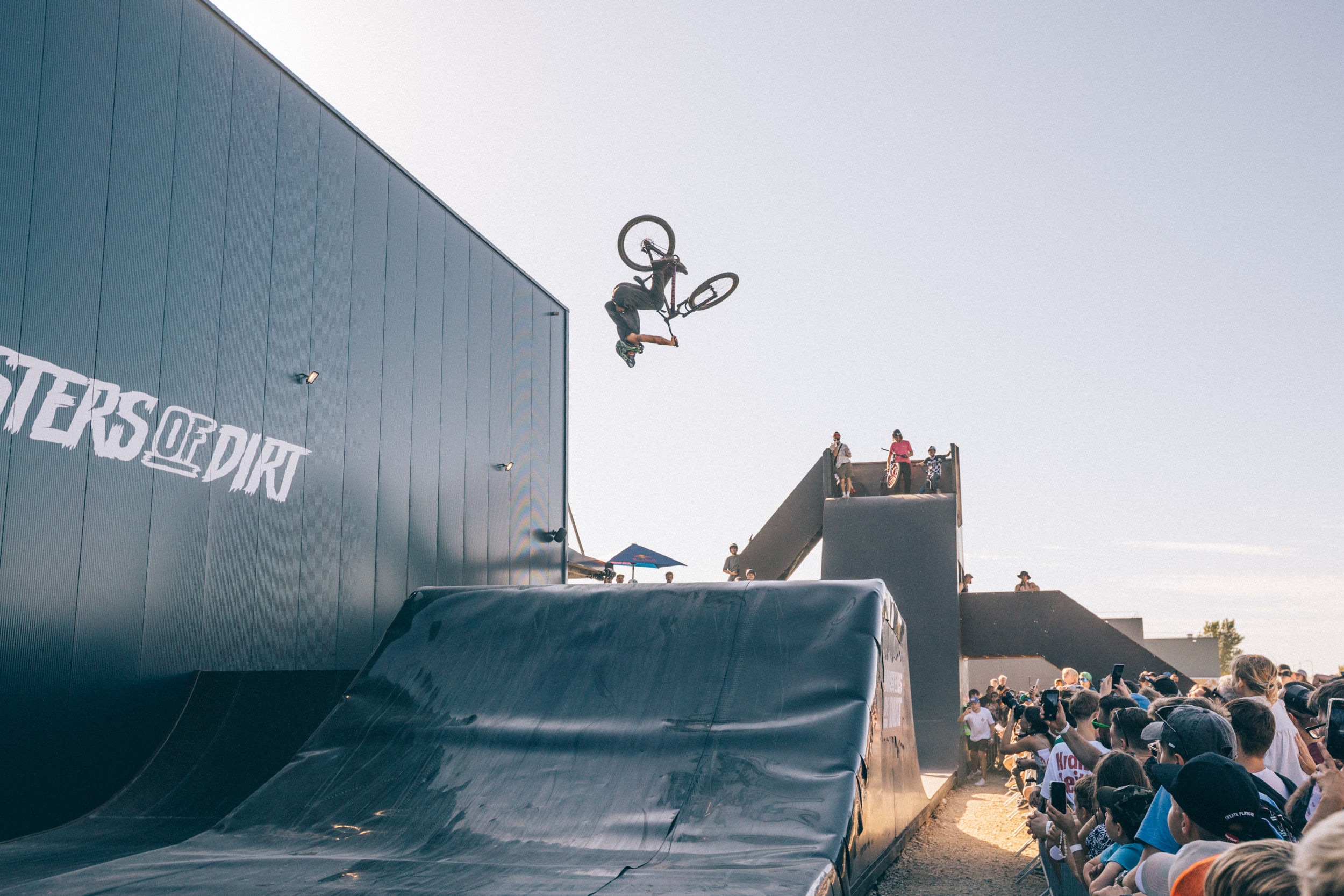 Rider im Skatepark mit Airbag bei M.O.D World